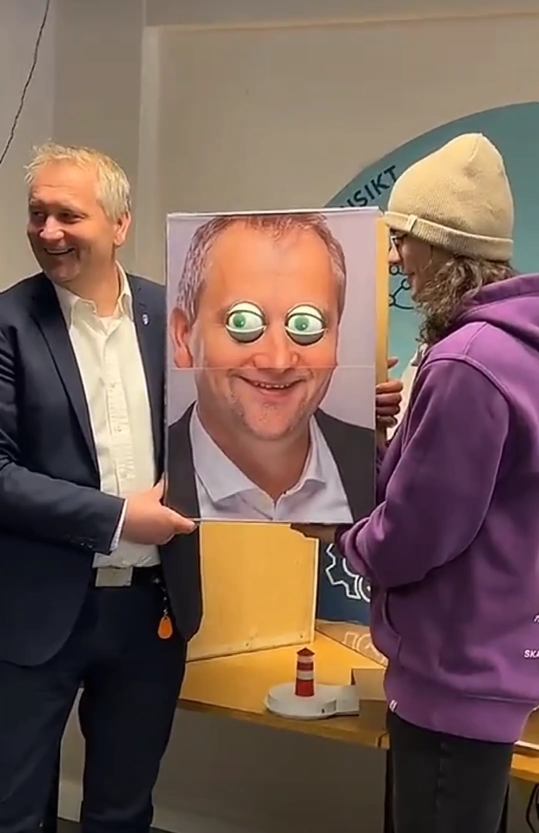 Ordfører med en øyeboks av han