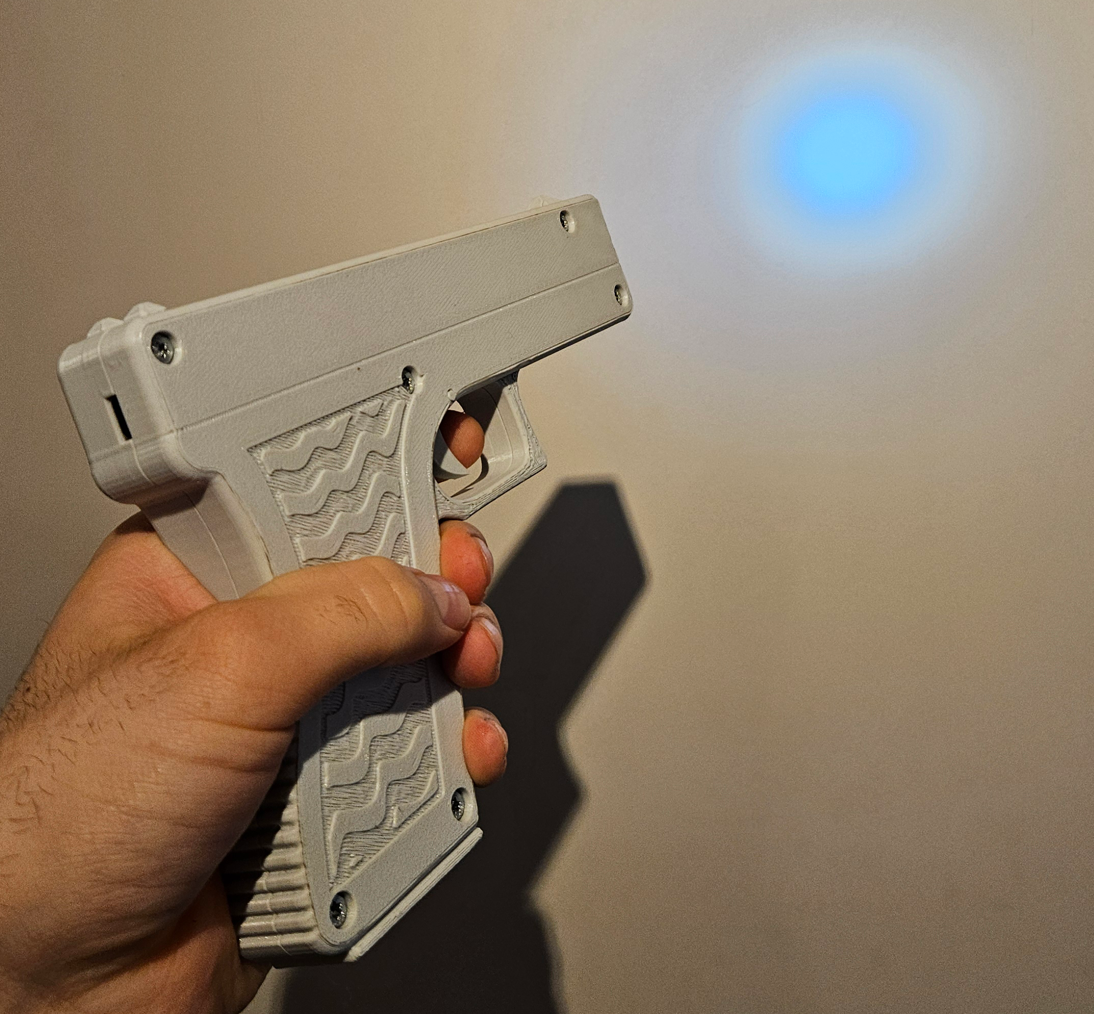 Pistolen lyser mot veggen