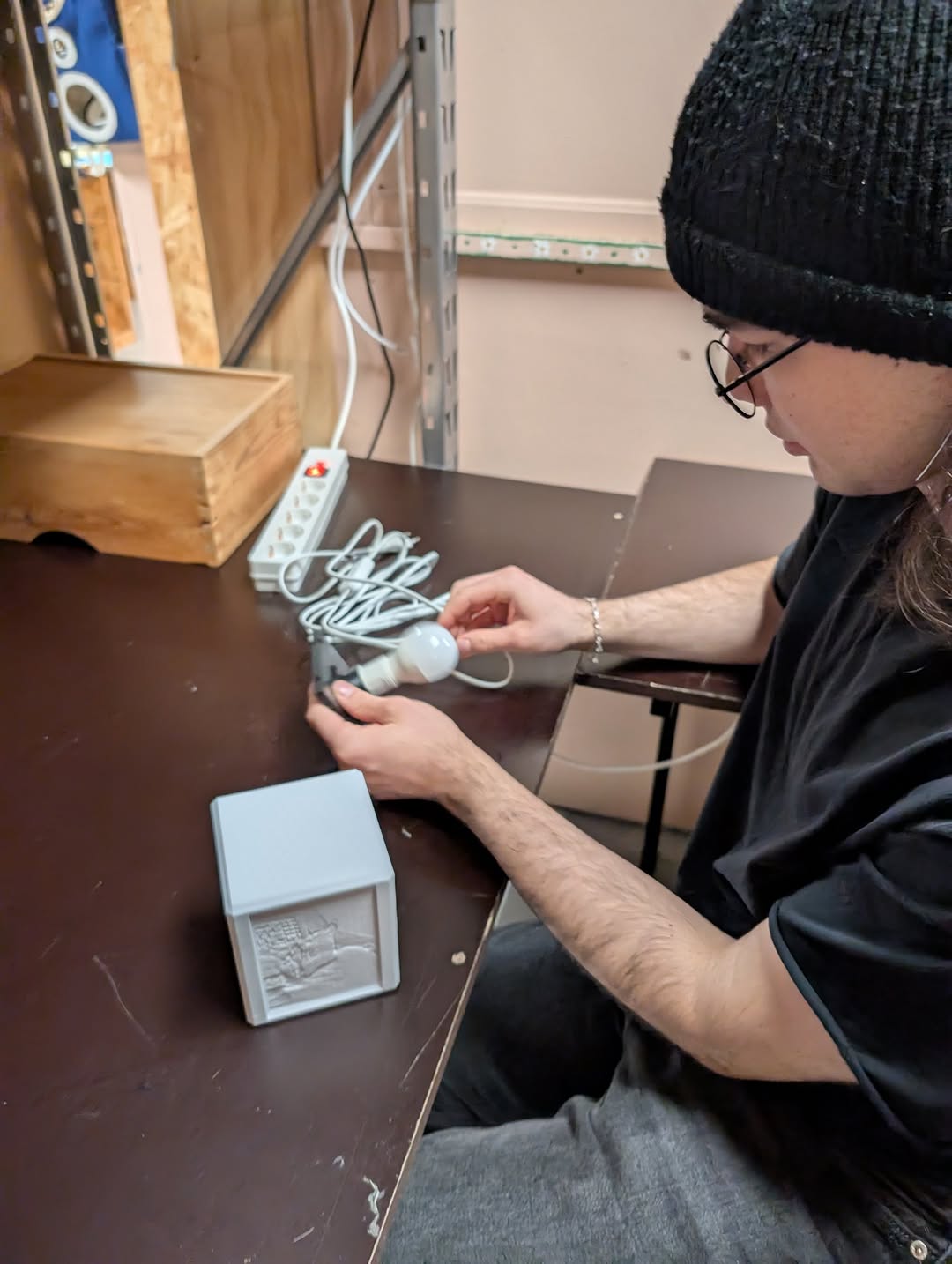 Jobber med å sette sammen en lampe